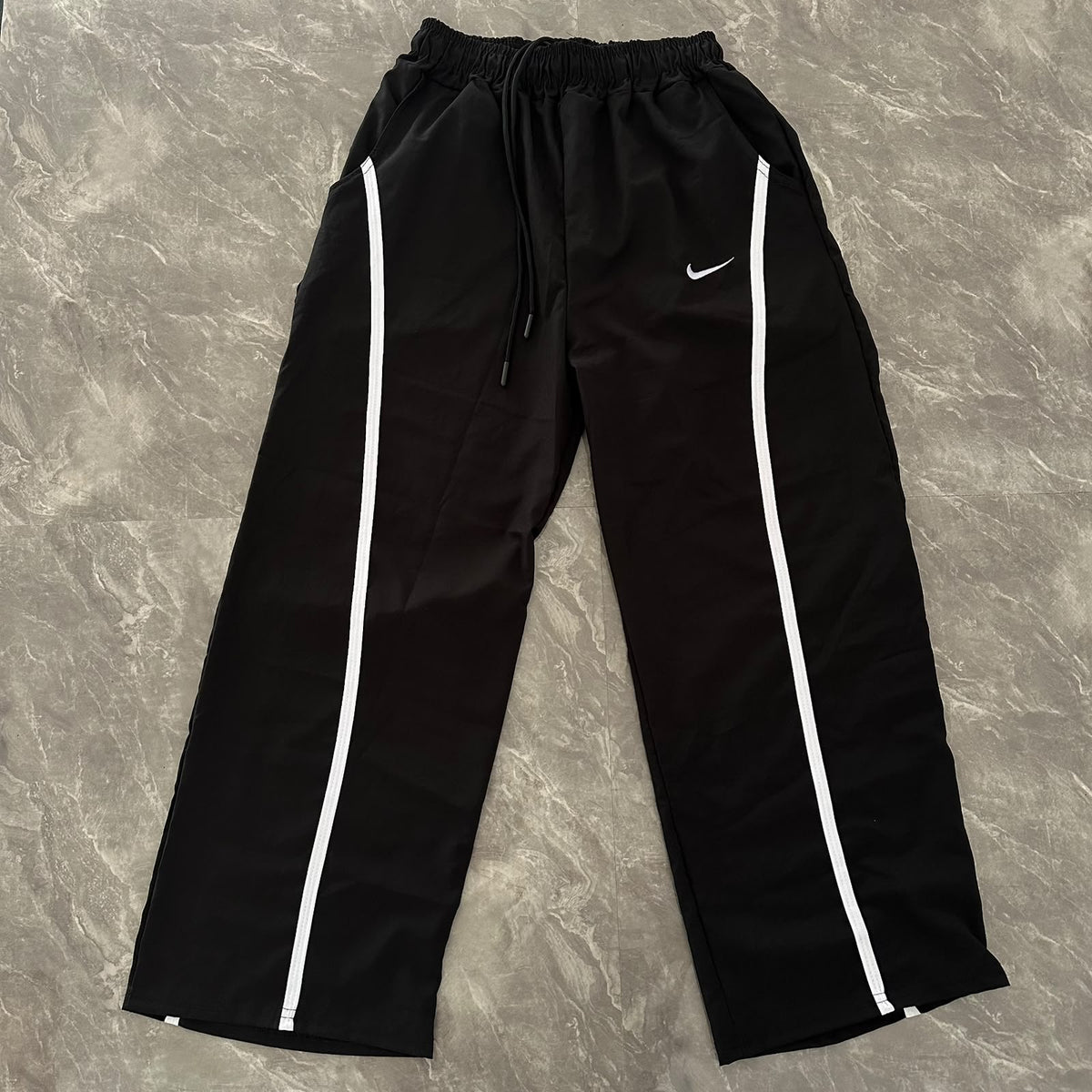 BAGGY NIKE TELA ROMPEVIENTOS